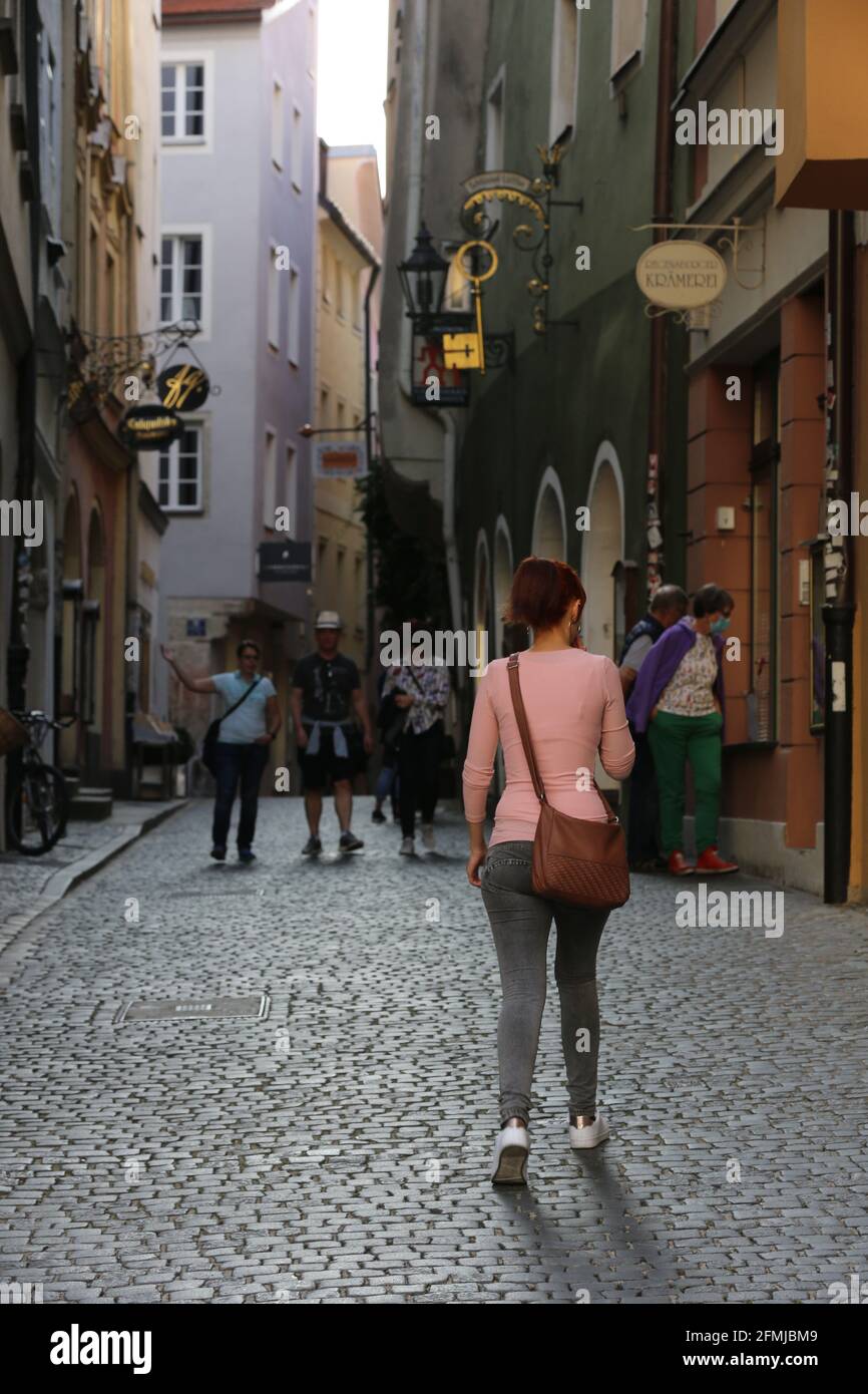 Regensburg Innenstadt oder City mit typischer schöner Gasse bzw Straße Stock Photo