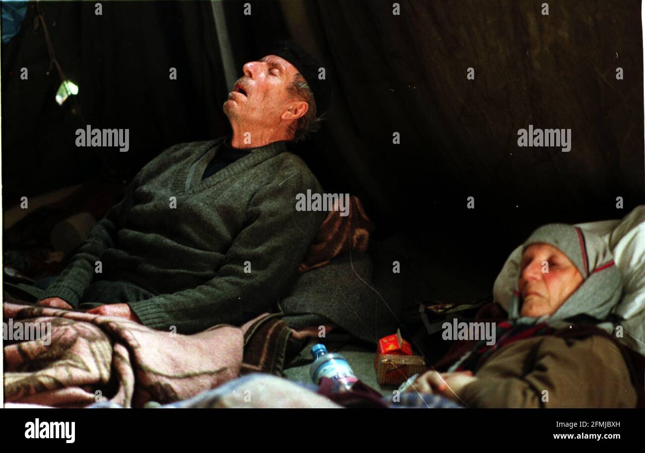Yugoslavia Serbia Nato Bombing April 1999  Old people, Albanian refugees, left at the Macedonian border with Kosovo, in a tent, after everybody else had left, because they were too ill to get on the buses or were seperated from their families Stock Photo