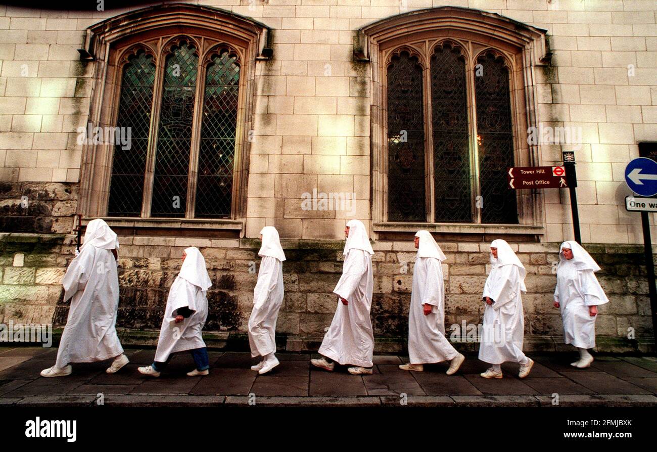 DRUIDS . THE DRUID ORDER PERFORMING THE SPRING EQUINOX CEREMONY ON TOWER HILL IN LONDON. ALTHOUGH THE CEREMONY IS SET IN A MODERN CONTEXT, PARTS OF IT GO BACK TO ANCIENT TIMES.  THE MEMBERS OF THE ORDER ON THEIR WAY TO TOWER HILL Stock Photo
