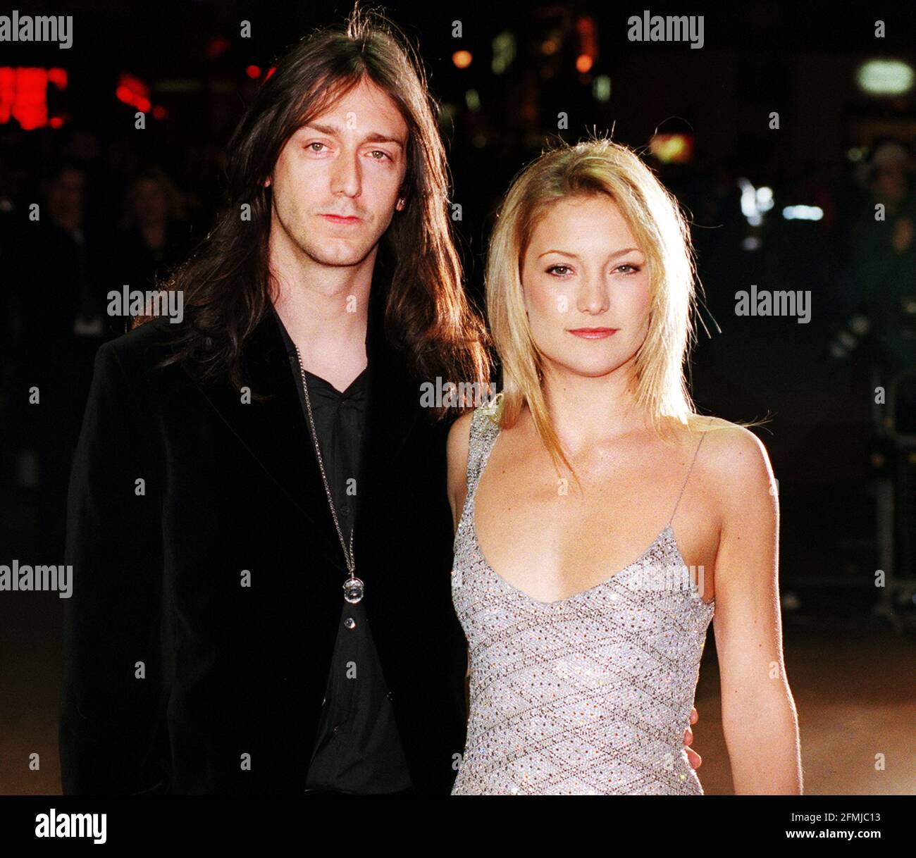 *** LEGAL WARNING - KATE HUDSON MADE LEGAL COMPLAINT AGAINST ARTICLES SUGGESTING SHE HAS EATING DISORDER. CONTACT LEGAL DEPARTMENT. 8 November 2005*** KATE HUDSON  NOVEMBER 2000 ACTRESS OF THE FILM 'ALMOST FAMOUS' ARRIVING AT THE PREMIERE AT LEICESTER SQ. THIS EVENING WITH HER ROCK BOYFRIEND CHRIS ROBINSON FROM THE BLACK CROWES Stock Photo