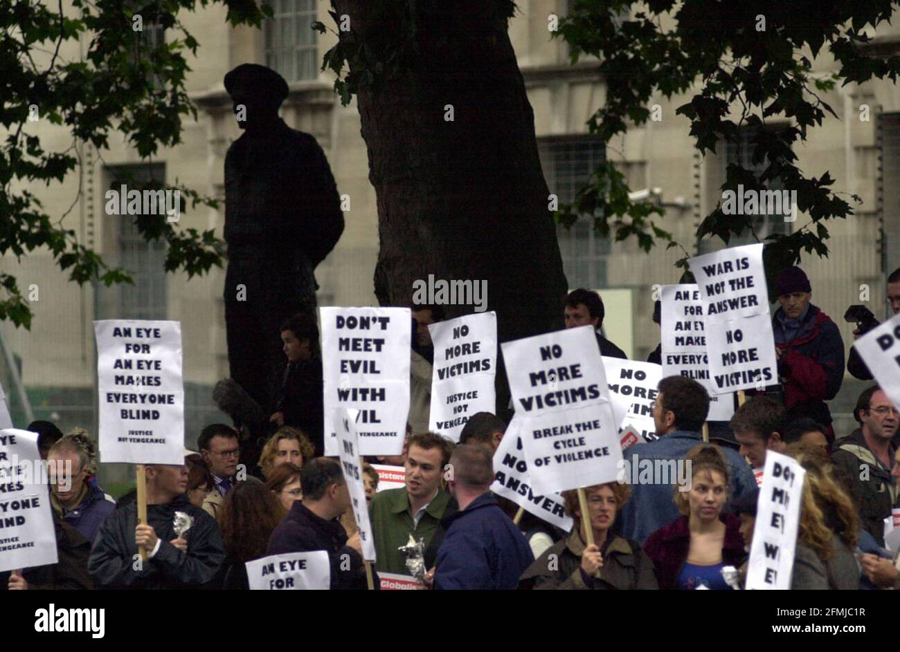 ANTI-WAR PROTESTERS OUTSIDE DOWNING STREET THIS EVENING. UNDER THE SHADOW OF MONTGOMERY. 18 September 2001   PIC:JOHN VOOS Stock Photo