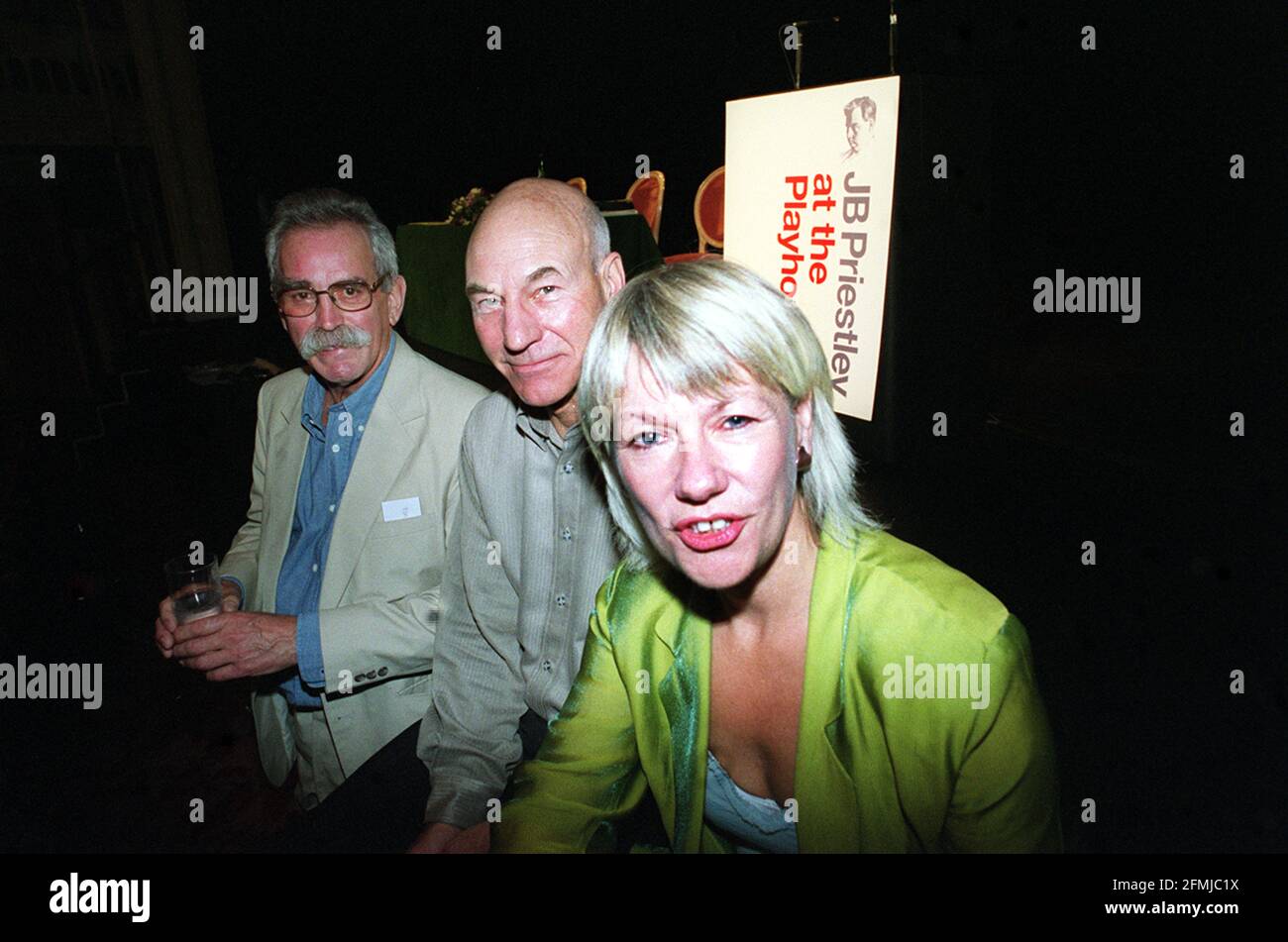 PATRICK STEWART, AT THE CRITERION THEATRE IN LONDON, WHERE IT WAS ANNOUNCED THAT HE WILL APPEAR IN JOHNSON OVER JORDAN, WHICH IS THE FIRST PLAY OF THE JB PRIESTLEY SEASON AT THE WEST YORKSHIRE PLAYHOUSE. HE IS WITH, LEFT, TOM PRIESTLEY, SON OF JB PRIESTLEY, AND , RIGHT, JUDE KELLY, ARTISTIC DIRECTOR OF THE WEST YORKSHIRE PLAYHOUSE. Stock Photo