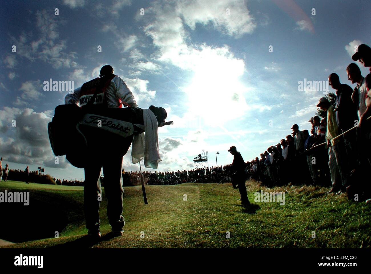 BRITISH OPEN GOLF CHAMPIONSHIP JULY 2001  LYTHAM PHIL MICKELSEN PLAYS ONTO THE 3rd GREEN Stock Photo