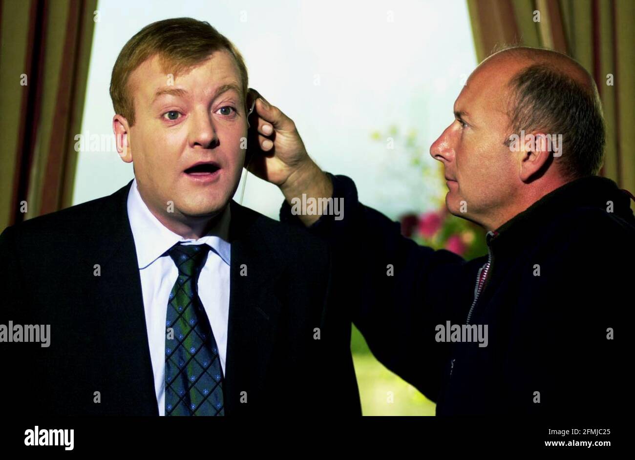 LIB DEM CONFERENCE - BOURNEMOUTH IN HIS HOTEL, LEADER CHARLES KENNEDY HAS AN EARPIECE REMOVED BY A TELEVISION TECHNICIAN BEFORE BEING INTERVIEWED BY DAVID FROST. PIC: JOHN VOOS      23.9.01 Stock Photo