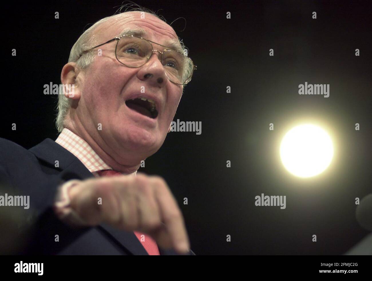 LIB DEM CONFERENCE - BOURNEMOUTH FOREIGN AFFAIRS SPOKESMAN MENZIES CAMPBELL ADDRESSING THE CONFERENCE. PIC: JOHN VOOS      26.9.01 Stock Photo