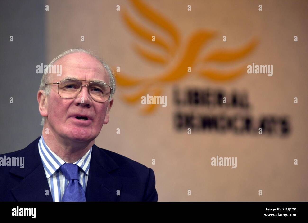 LIB DEM CONFERENCE - BOURNEMOUTH MENZIES CAMPBELL OPENING THIS MORNINGS DEBATE ON TERRORISM. PIC: JOHN VOOS      24.9.01 Stock Photo