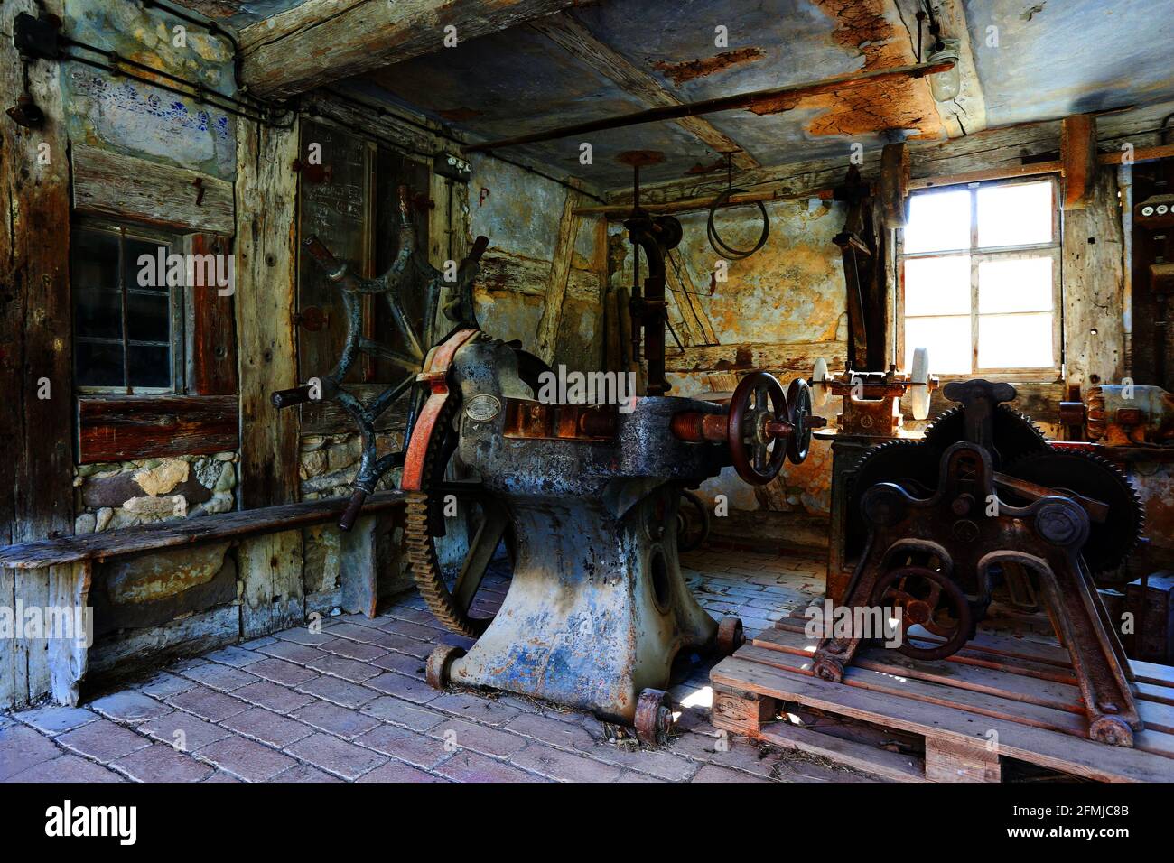 Nürnberg, Franken, Bayern, Farbenfrohe museumsreife Drehmaschine in einer alten Scheune dargestellt als historisches Kunstwerk Stock Photo
