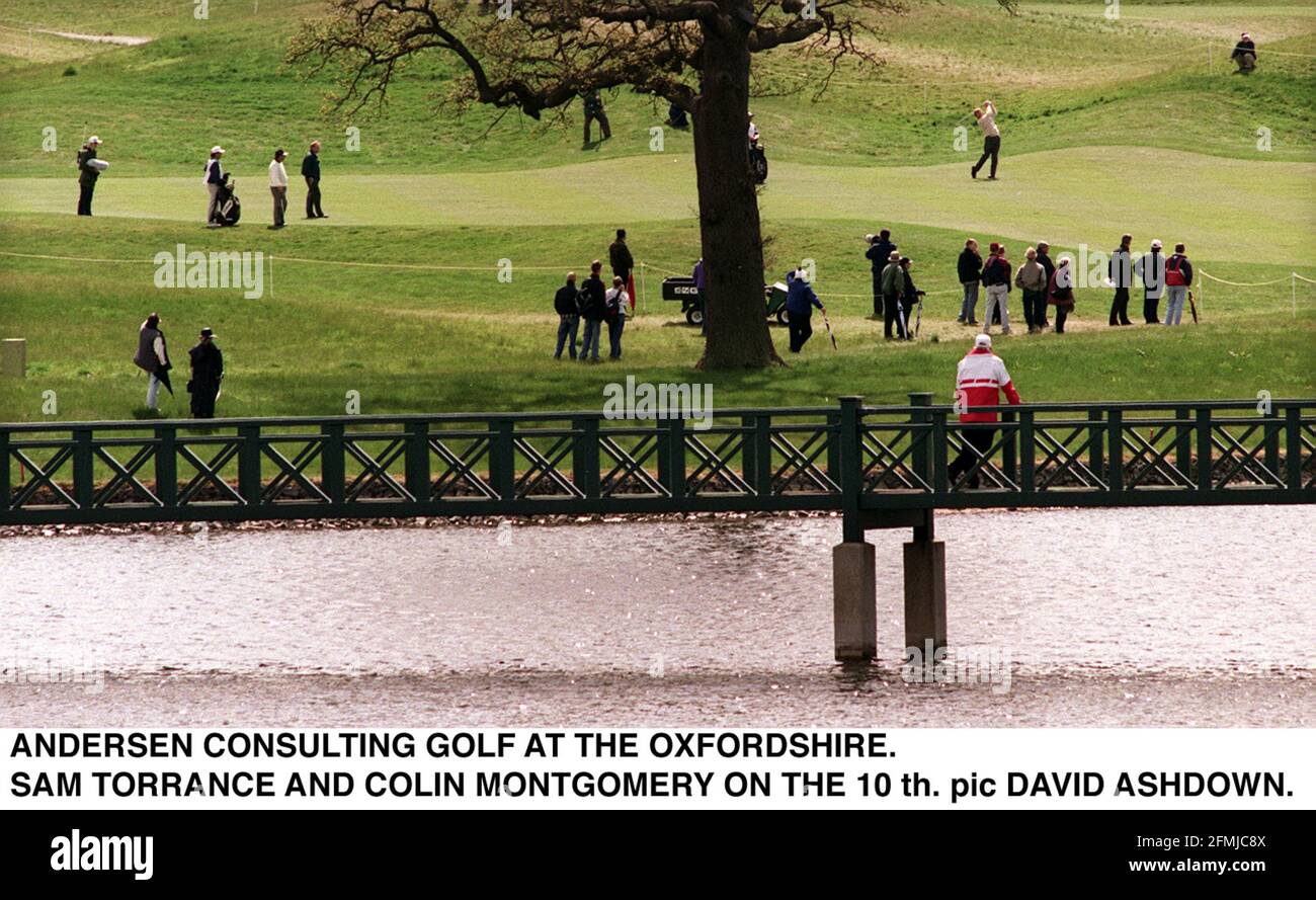 Spectators watch the Golf at The Oxfordshire - during the first leg of the Andersen Consulting World Championship of Golf Stock Photo