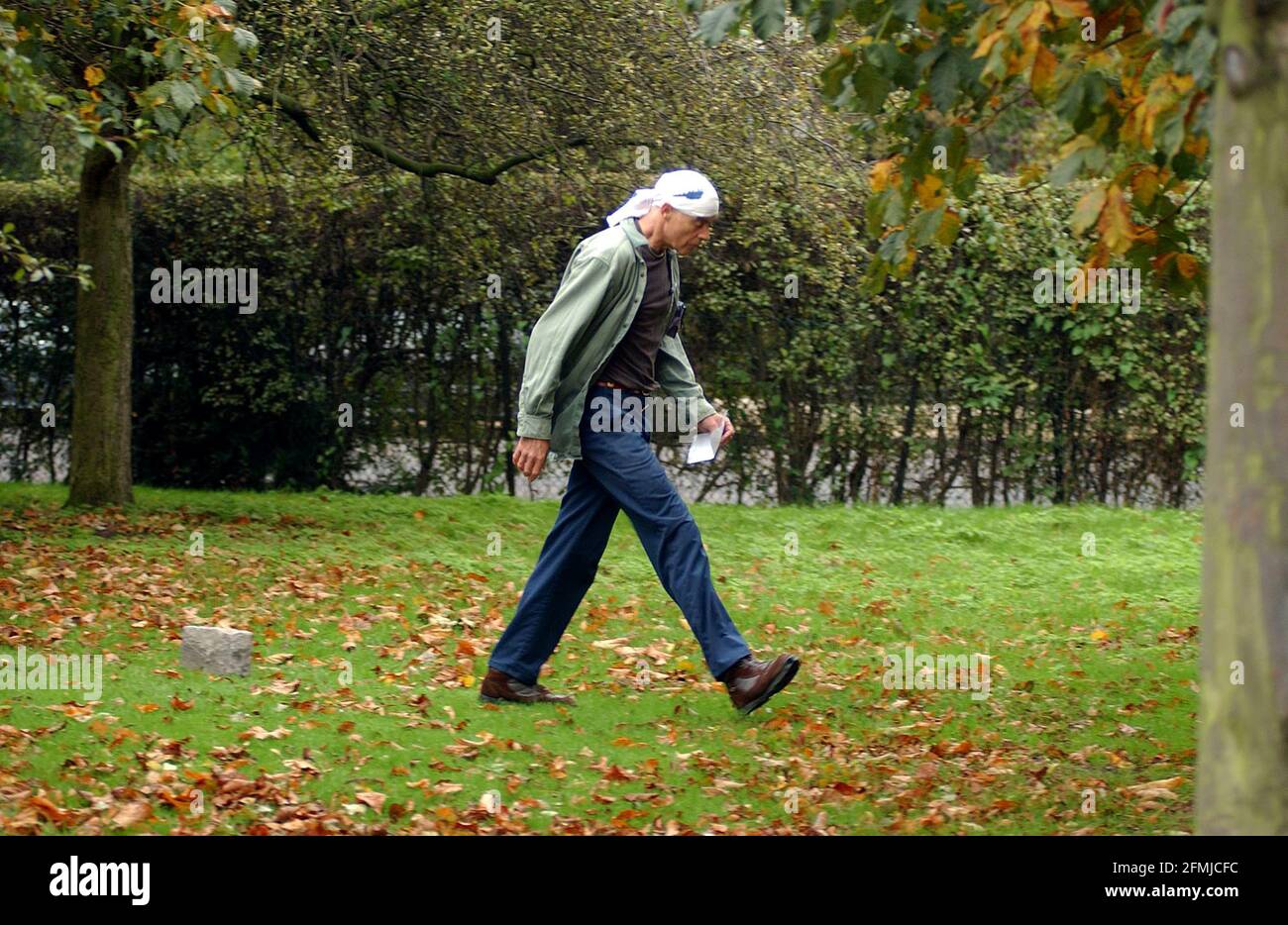 RICHARD LONG CREATING 'STONE TO STONE 2004' IN REGENTS PARK AS PART OF THE 'FREIZE ART' FESTIVAL.12/10/04 PILSTON Stock Photo
