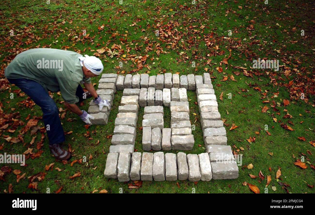 RICHARD LONG CREATING 'STONE TO STONE 2004' IN REGENTS PARK AS PART OF THE 'FREIZE ART' FESTIVAL.12/10/04 PILSTON Stock Photo