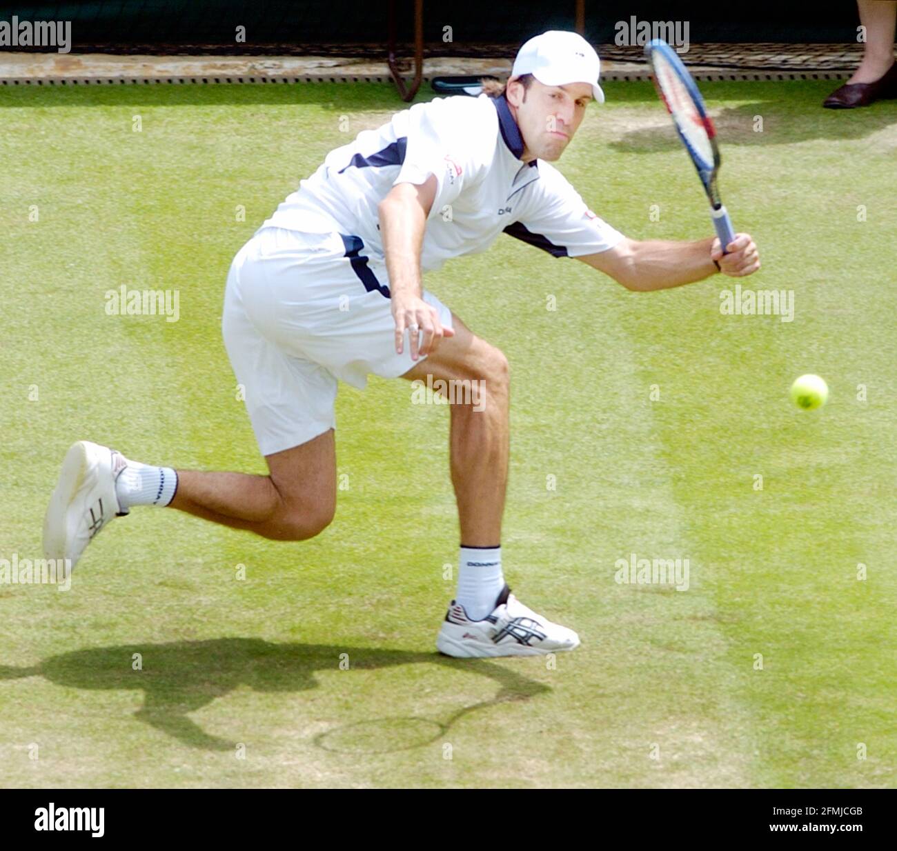 5th DAY WIMBLEDON TENNIS CHAMPIOSHIPS 2004.  25/6/2004 GREG RUSEDSKI DURING HIS MATCH WITH R.SCHUETTLER  Picture David Ashdown Wimbledon Tennis 2004 Stock Photo