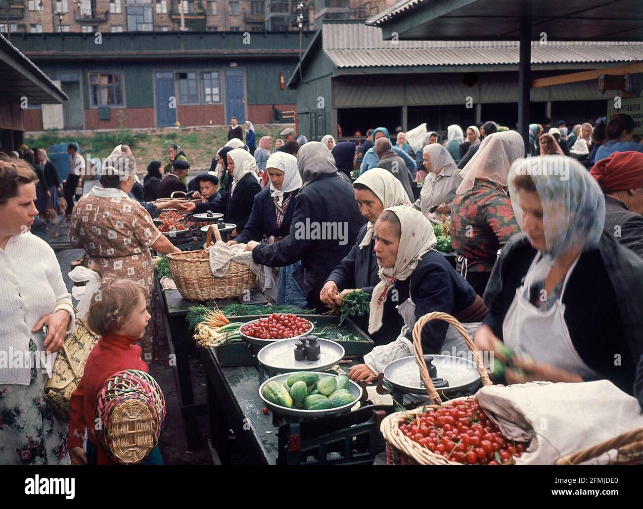 MERCADO DE FRUTAS Y VERDURAS. Location: EXTERIOR. MOSKAU. RUSSIA Stock ...