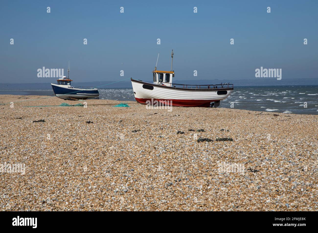 fishing boats on the vast shingle beach at dungeness kent Stock Photo ...