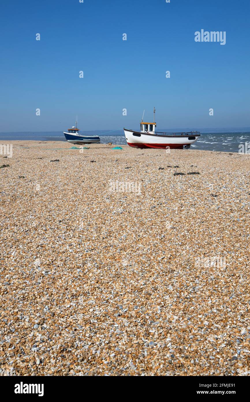 fishing boats on the vast shingle beach at dungeness kent Stock Photo ...