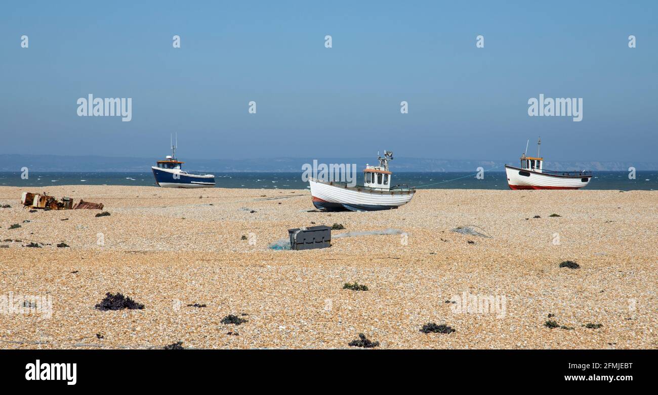 fishing boats on the vast shingle beach at dungeness kent Stock Photo ...