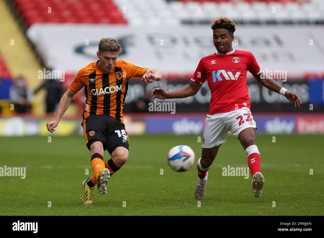 LONDON, UK. MAY 9TH Regan Slater of Hull City crosses the ball in under pressure from Ian Maatsen of Charlton Athletic during the Sky Bet League 1 match between Charlton Athletic and Hull City at The Valley, London on Sunday 9th May 2021. (Credit: Tom West | Credit: MI News & Sport /Alamy Live News Stock Photo