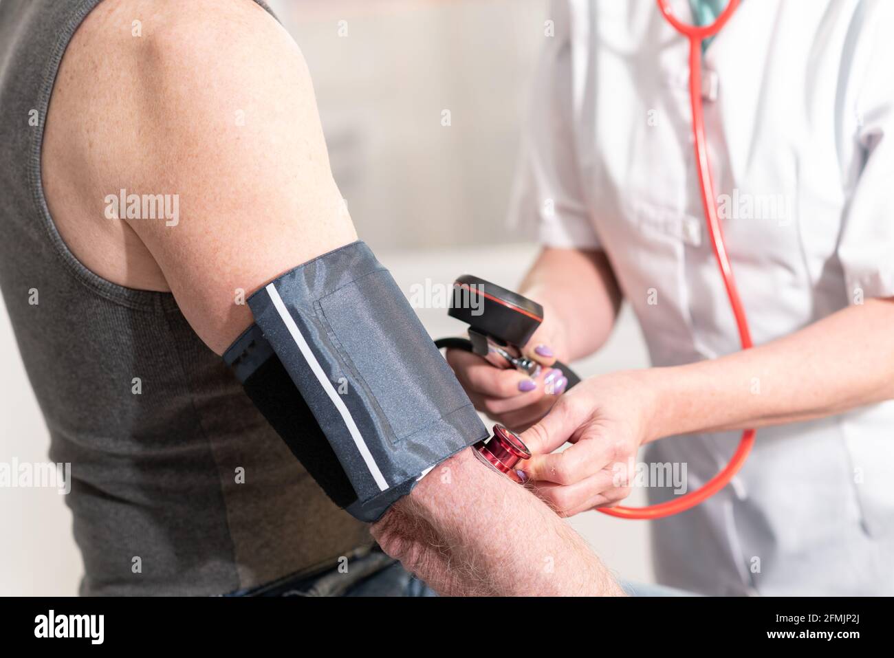 Mesure of blood pressure with sphygmomanometer Stock Photo Alamy