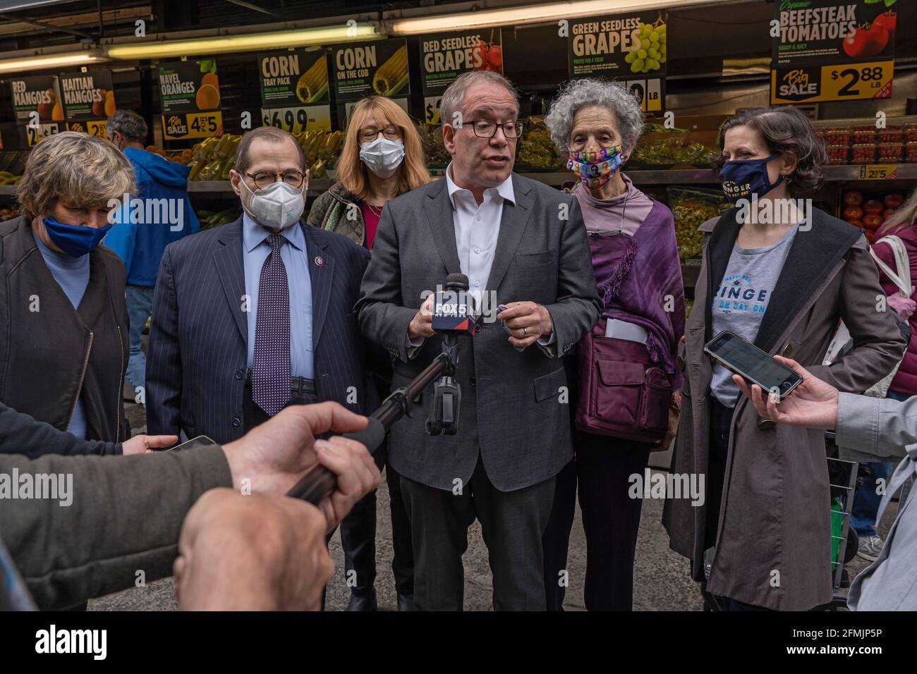 New York, United States. 09th May, 2021. City Comptroller and mayoral candidate Scott Stringer speaks during a campaign stop on the Upper West Side in front of Fairway Market on 74 and Broadway in New York City. Voters will go to the polls for the Primary on June 22. Credit: SOPA Images Limited/Alamy Live News Stock Photo