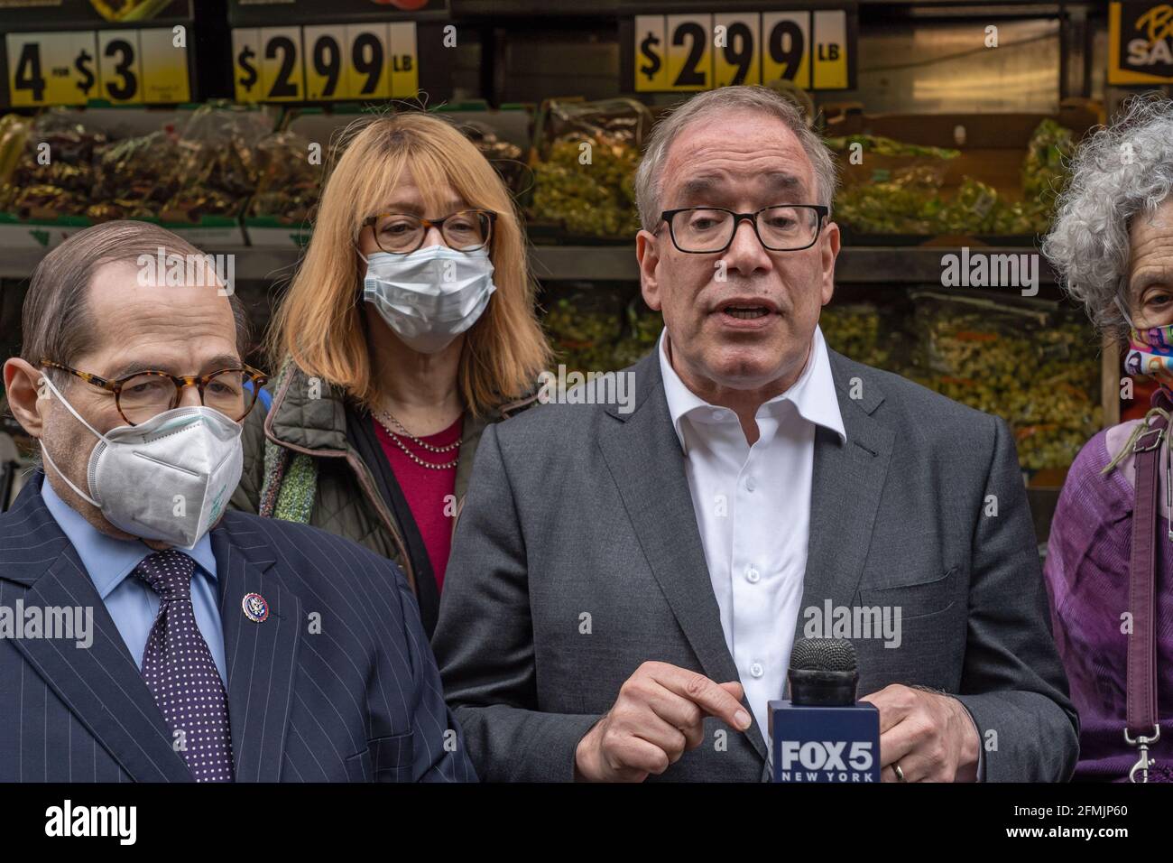 New York, United States. 09th May, 2021. City Comptroller and mayoral candidate Scott Stringer speaks during a campaign stop on the Upper West Side in front of Fairway Market on 74 and Broadway in New York City. Voters will go to the polls for the Primary on June 22. Credit: SOPA Images Limited/Alamy Live News Stock Photo