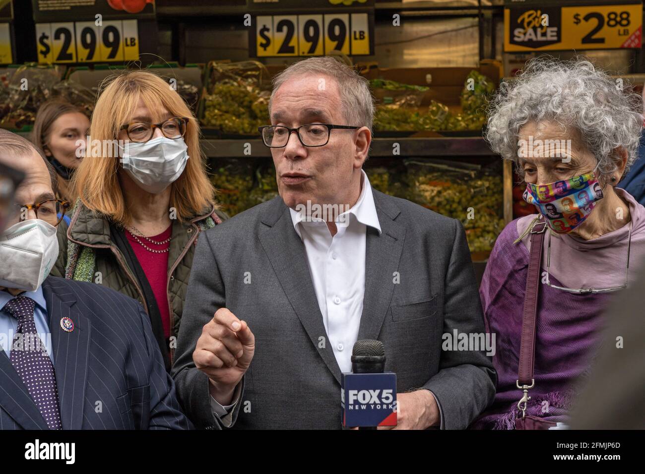 New York, United States. 09th May, 2021. City Comptroller and mayoral candidate Scott Stringer speaks during a campaign stop on the Upper West Side in front of Fairway Market on 74 and Broadway in New York City. Voters will go to the polls for the Primary on June 22. Credit: SOPA Images Limited/Alamy Live News Stock Photo