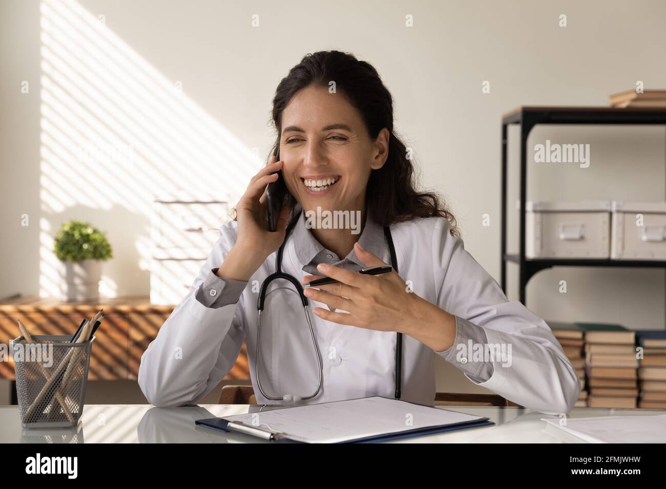 Nurse speaking young family hi-res stock photography and images - Alamy