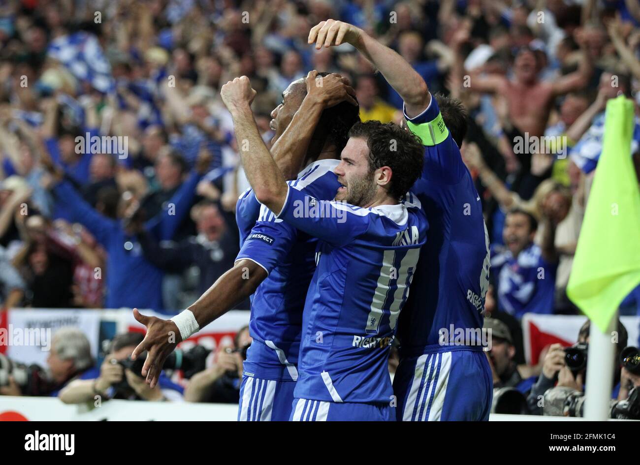 Didier Drogba  ( Chelsea ) celebrates as he scores the goal 1:1  Fussball Championsleague   Final FC Chelsea - FC Bayern Muenchen 2011 / 2012 UEFA Champions League Final FC Chelsea - FC Bayern  5:4  munich 19. 5. 2012 © diebilderwelt / Alamy Stock Stock Photo