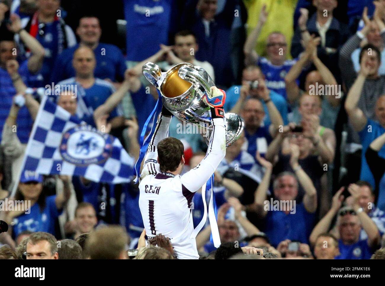 Champions League Winner FC Chelsea celebrates the victory Petr Cech  with the trophy  Finale FC Chelsea - FC Bayern Muenchen 2011 / 2012 UEFA Champions league Final FC Chelsea - FC Bayern  5 : 4   Munich 19. 5. 2012 e© diebilderwelt / Alamy Stock Stock Photo