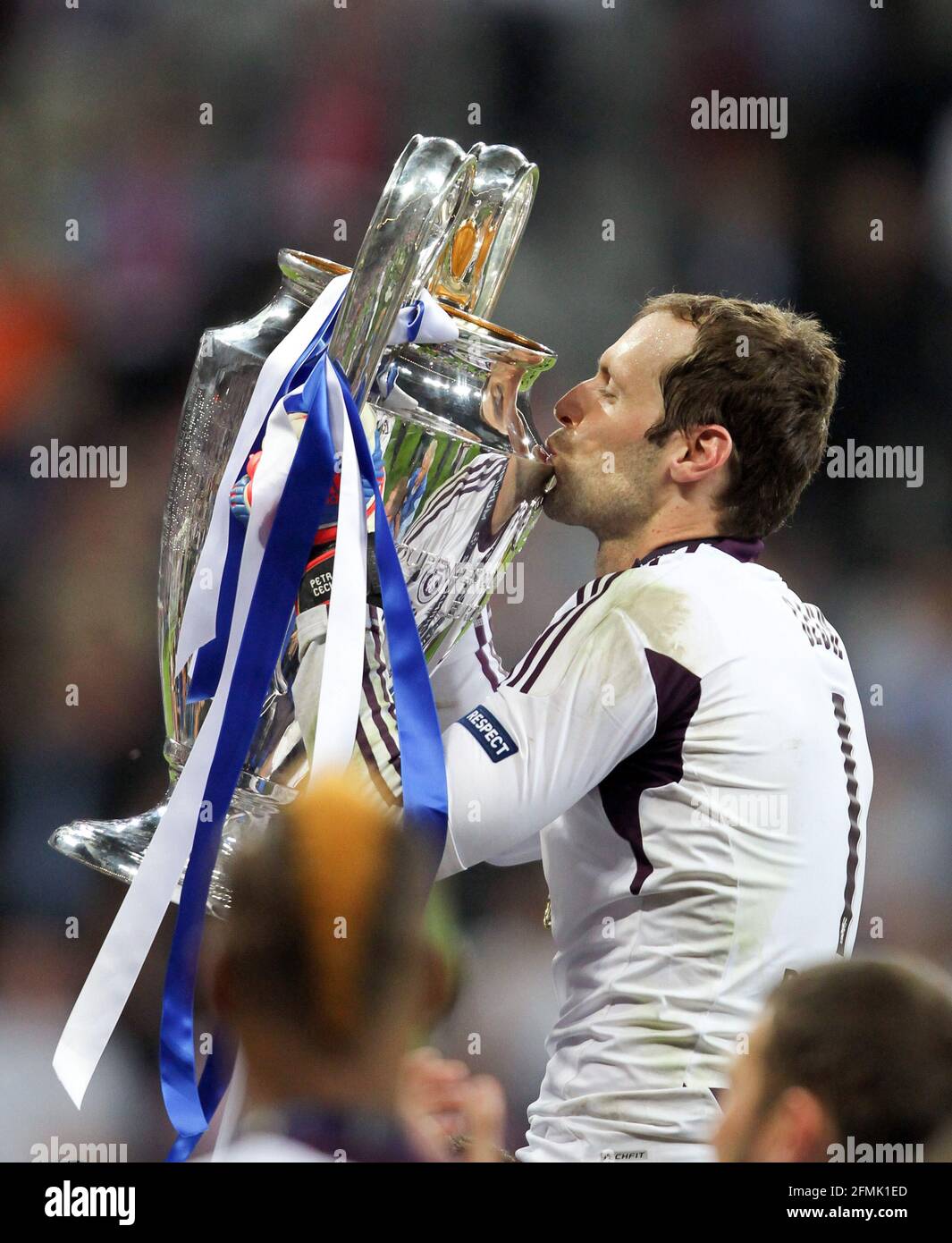 Champions League Winner FC Chelsea celebrates the victory Petr Cech with the trophy  Finale FC Chelsea - FC Bayern Muenchen 2011 / 2012 UEFA Champions league Final FC Chelsea - FC Bayern  5 : 4   Munich 19. 5. 2012 e© diebilderwelt / Alamy Stock Stock Photo