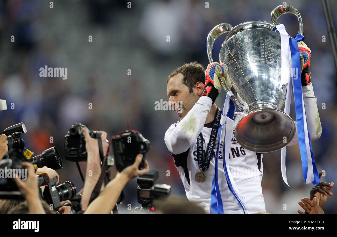 Champions League Winner FC Chelsea celebrates the victory Petr Cech with the trophy  Finale FC Chelsea - FC Bayern Muenchen 2011 / 2012 UEFA Champions league Final FC Chelsea - FC Bayern  5 : 4   Munich 19. 5. 2012 e© diebilderwelt / Alamy Stock Stock Photo