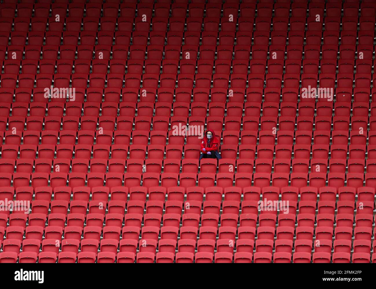 Ground staff stands in hi res stock photography and images Alamy