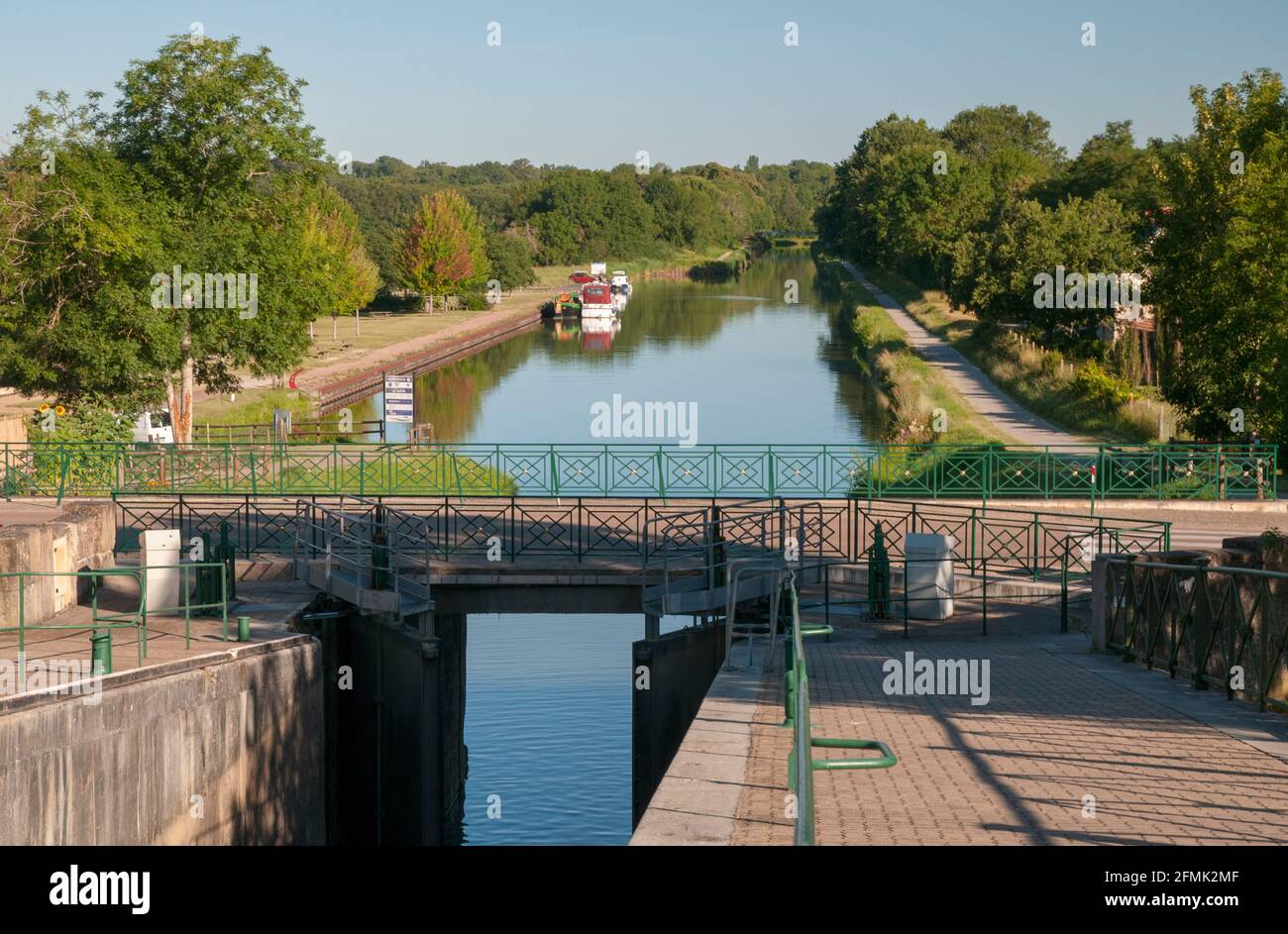 Lock and Pont-Canal du Guetin over the Canal lateral a la Loire, Cuffy, Cher (18), Centre-Val de Loire, France Stock Photo