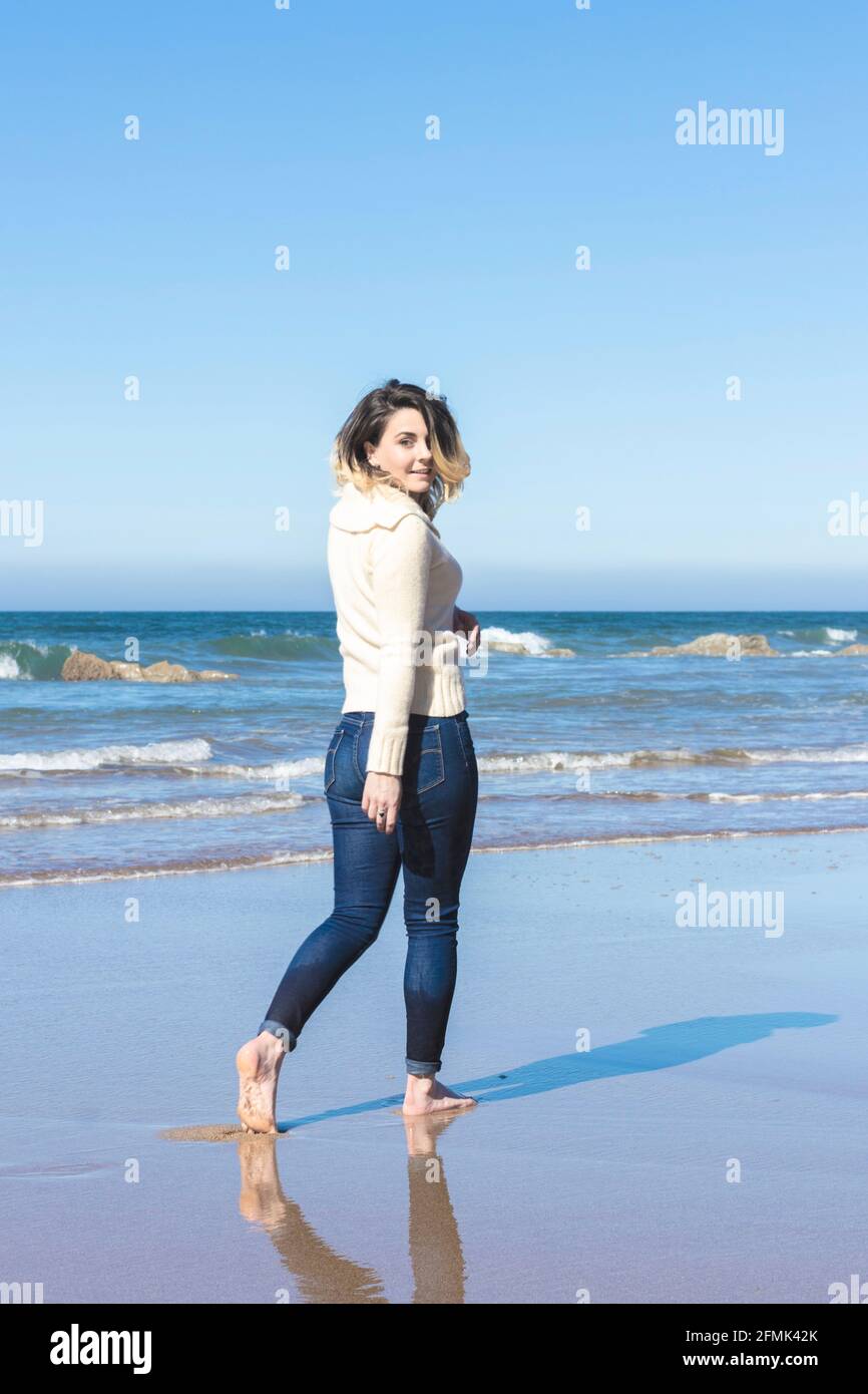 Woman wearing jeans beach hires stock photography and images Alamy