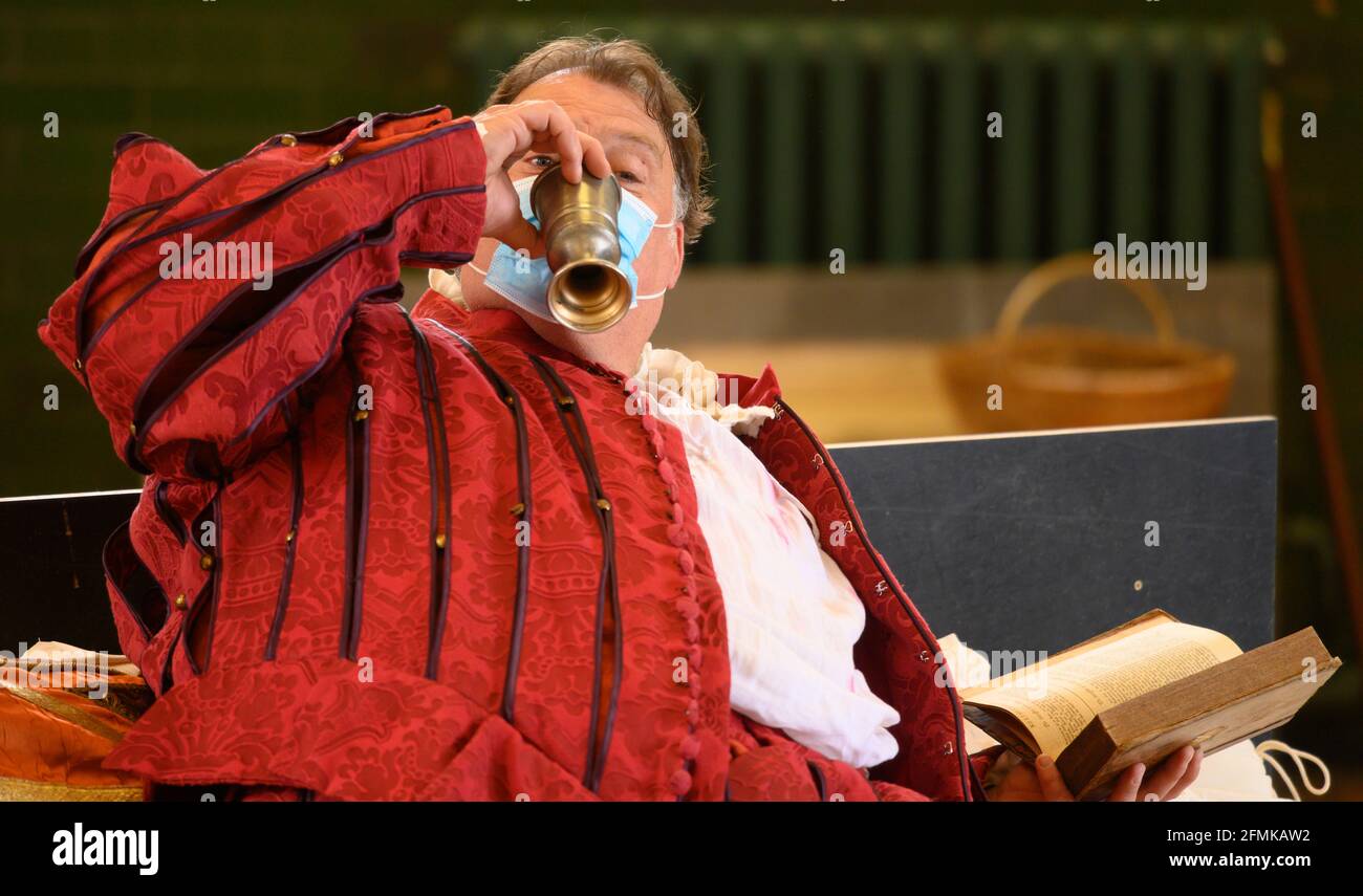 Alford House, London, UK. 10 May 2021. Rehearsals take place in central London for Grange Park Opera Surrey production of Verdi’s comic opera Falstaff with Bryn Terfel (pictured), Natalya Romaniw, Sara Fulgoni, Janis Kelly and Chloe Morgan in masks, directed by Stephen Medcalf and conducted by Gianluca Marciano. The opera starts on 10 June at Grange Park in Surrey and is sold out. Credit: Malcolm Park/Alamy Live News. Stock Photo