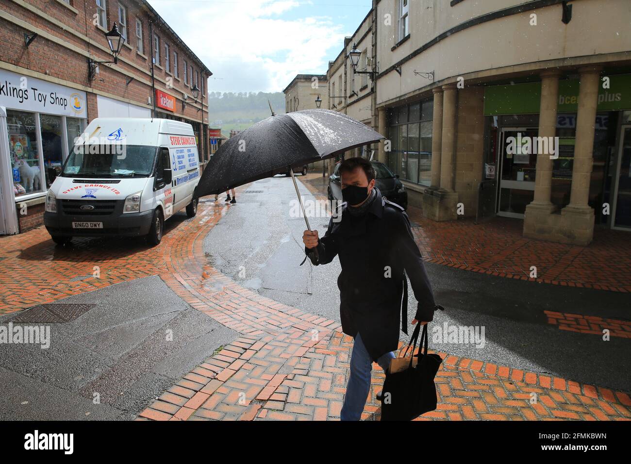 Stroud, UK, 10th May, 2021. UK Weather. The weather switches between heavy down pours to bright sunshine as people shop in Stroud town centre. . Gloucestershire.Credit: Gary Learmonth / Alamy Live News Stock Photo