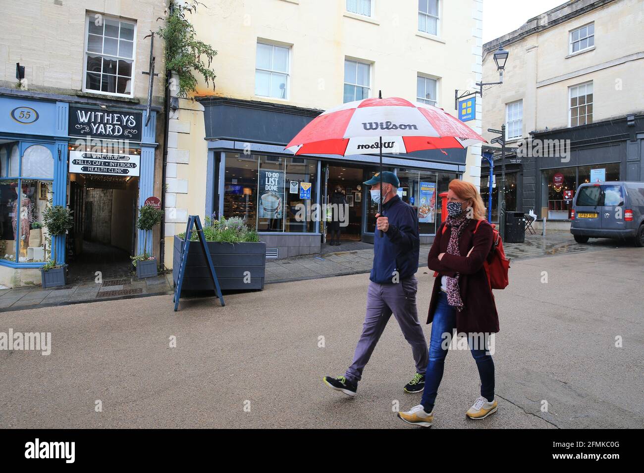 Stroud, UK, 10th May, 2021. UK Weather. The weather switches between heavy down pours to bright sunshine as people shop in Stroud town centre. . Gloucestershire.Credit: Gary Learmonth / Alamy Live News Stock Photo