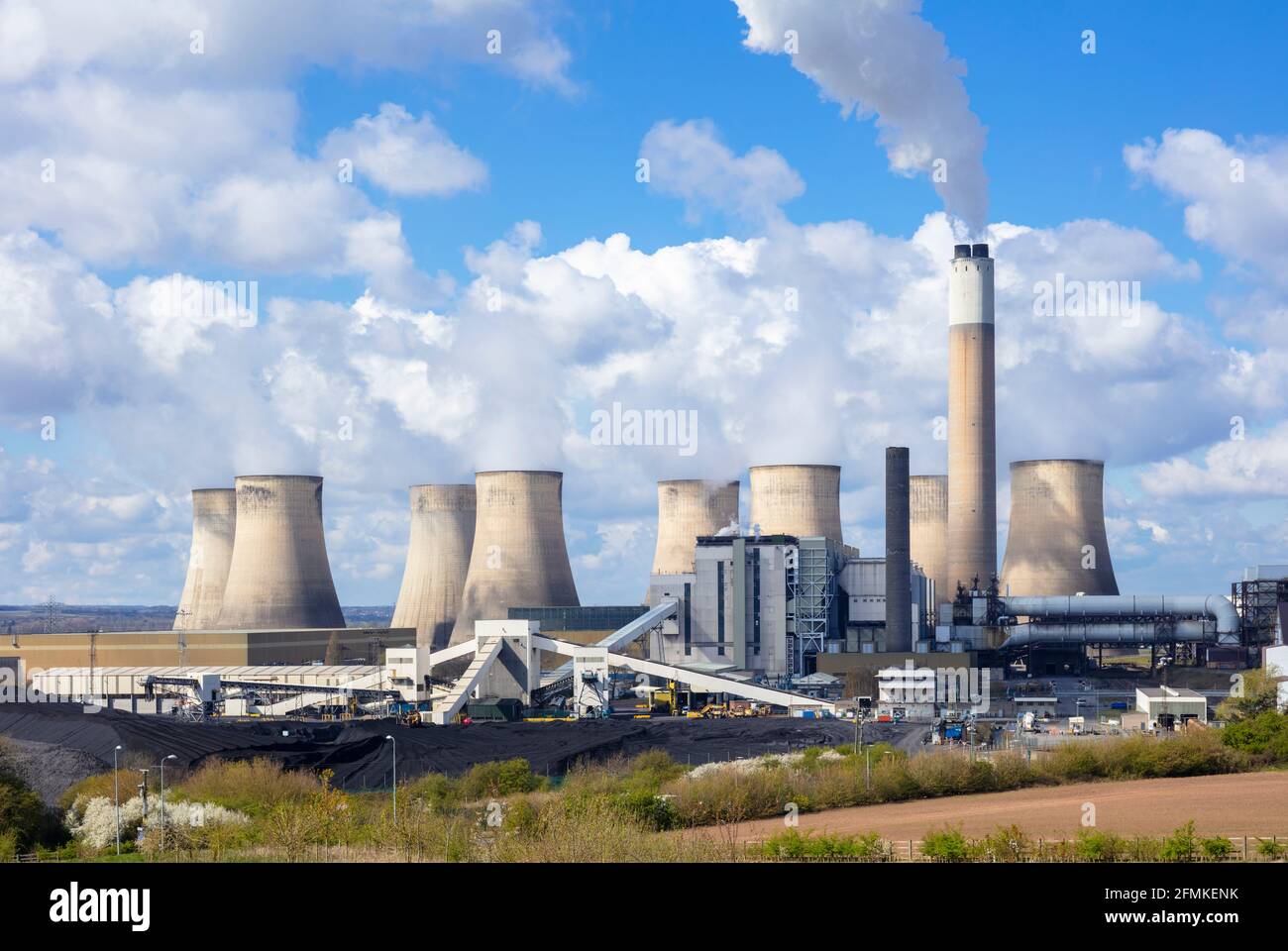 Ratcliffe-on-Soar power station with steam from the coal-fired power station cooling towers Ratcliffe on soar Nottinghamshire England UK GB Europe Stock Photo