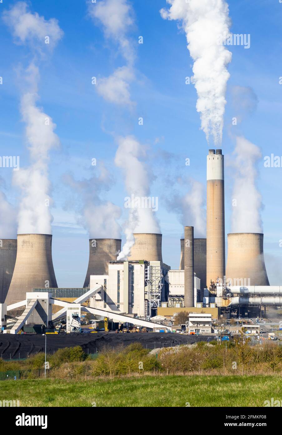 Ratcliffe-on-Soar power station with steam from the coal power station cooling towers Ratcliffe on soar Nottinghamshire England UK GB Europe Stock Photo