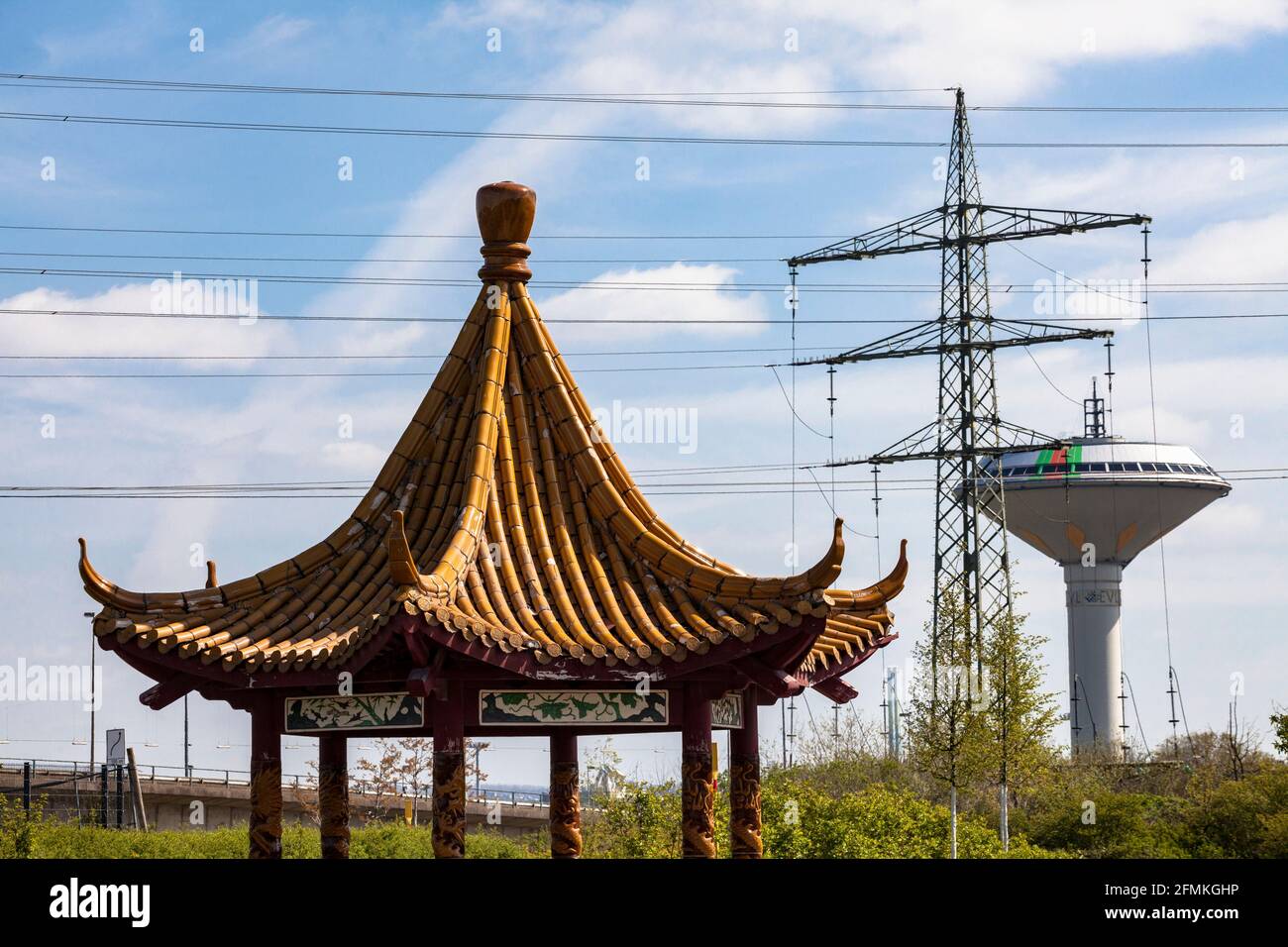 Chinese Dragon Pavilion in the Neuland Park, in the background the water tower of Energieversorgung Leverkusen (energy supply Leverkusen ) and a high- Stock Photo