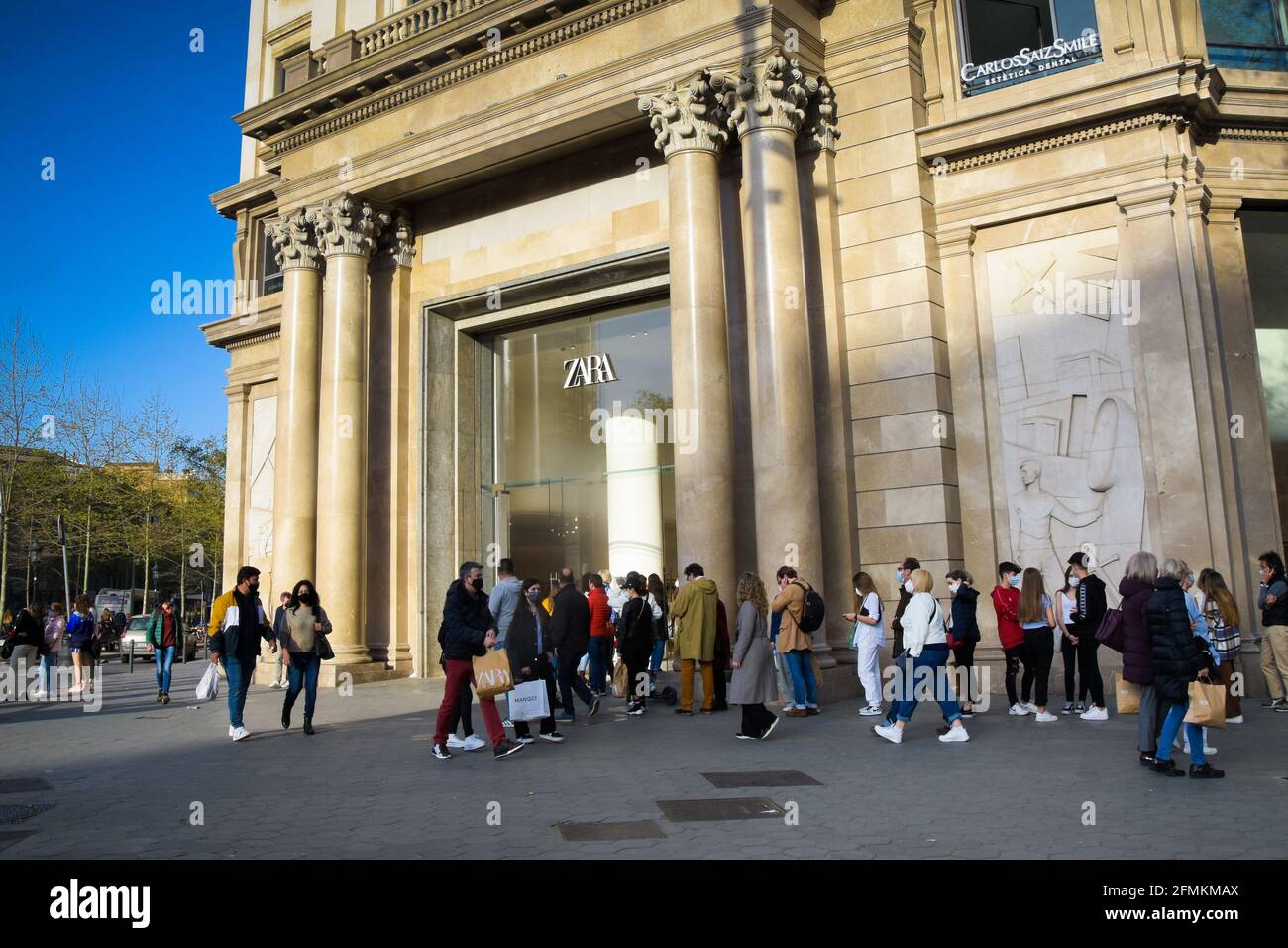 People queuing at the entrance of Zara store during coronavirus pandemic. Passeig  de Gràcia, Barcelona, Catalonia, Spain Stock Photo - Alamy