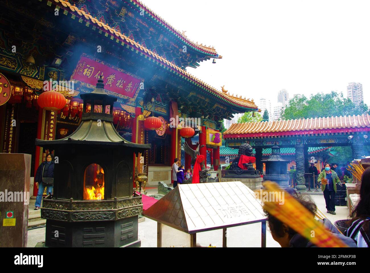 Worshippers at Sik Sik Yuen Wong Tai Sin Temple, a Taoist temple in New Kowloon, Hong Kong, China Stock Photo