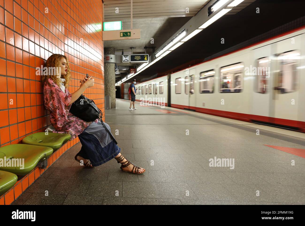 Transport, Verkehr, Nürnberg, Metro, U-Bahn, Untergrundbahn wartet eine schöne rothaarige jung Frau auf den Zug Stock Photo