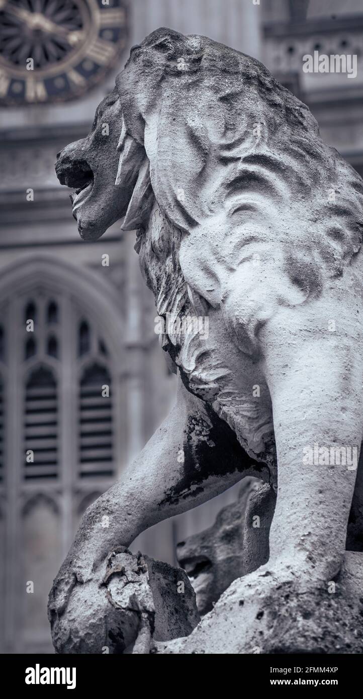 Statue of roaring lion hi-res stock photography and images - Alamy