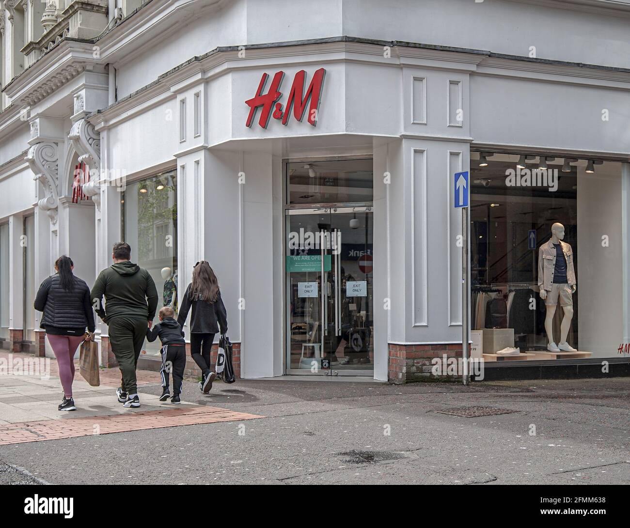 Belfast, UK. 09th May, 2021. A family seen walking past the H&M Clothes  Store. (Photo by M. Mc Nerney/SOPA Images/Sipa USA) Credit: Sipa USA/Alamy  Live News Stock Photo - Alamy