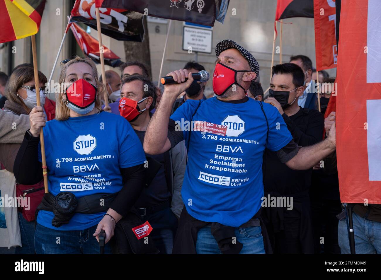 Barcelona, Spain. 10th May, 2021. A protester wearing a blue shirt labeled against the 3,798 layoffs speaks on a microphone during a protest.Summoned by the banking unions, hundreds of Banco Bilbao Vizcaya Argentaria (BBVA) bank workers have gathered in front of the headquarters in Vía Laietana to protest the Employment Regulation File (ERE) that the entity wants to apply with the dismissal of more than 3,000 workers. (Photo by Paco Freire/SOPA Images/Sipa USA) Credit: Sipa USA/Alamy Live News Stock Photo