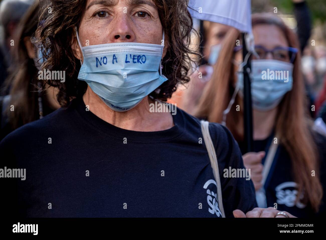 Barcelona, Spain. 10th May, 2021. A protester is seen wearing a facemask labeled against the layoff plan during the demonstration.Summoned by the banking unions, hundreds of Banco Bilbao Vizcaya Argentaria (BBVA) bank workers have gathered in front of the headquarters in Vía Laietana to protest the Employment Regulation File (ERE) that the entity wants to apply with the dismissal of more than 3,000 workers. (Photo by Paco Freire/SOPA Images/Sipa USA) Credit: Sipa USA/Alamy Live News Stock Photo