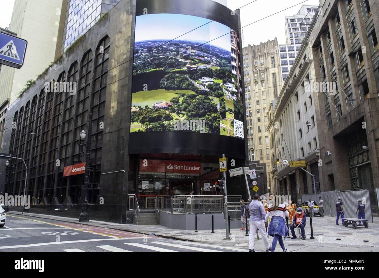 Sao Paulo, Sao Paulo, Brasil. 10th May, 2021. (INT) Led panel installed at  the Santander lighthouse, in Sao Paulo. May 10, 2021, Sao Paulo, Brazil.  Panel installed at the Santander lighthouse, in