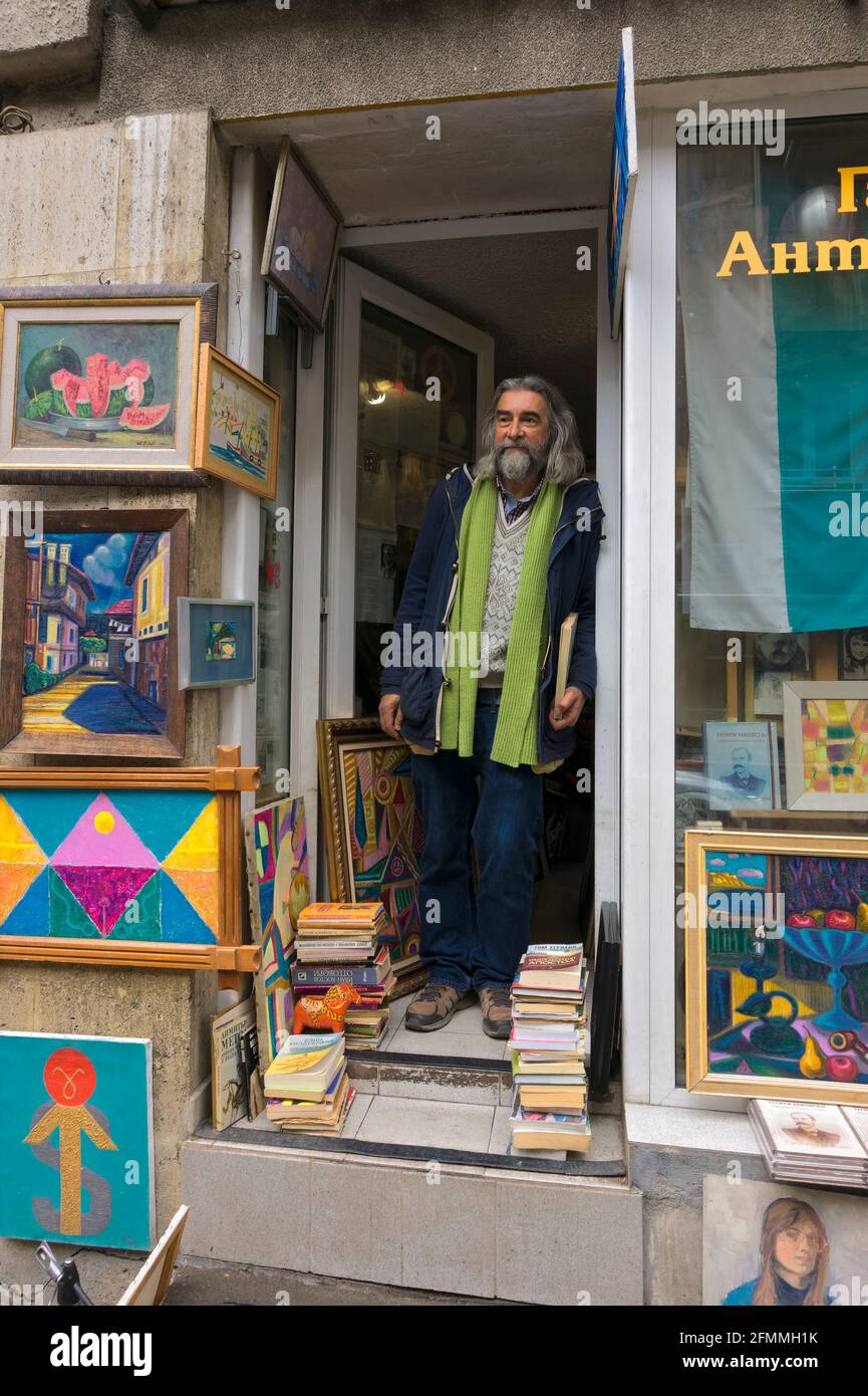 Artist showing his paintings hires stock photography and images Alamy