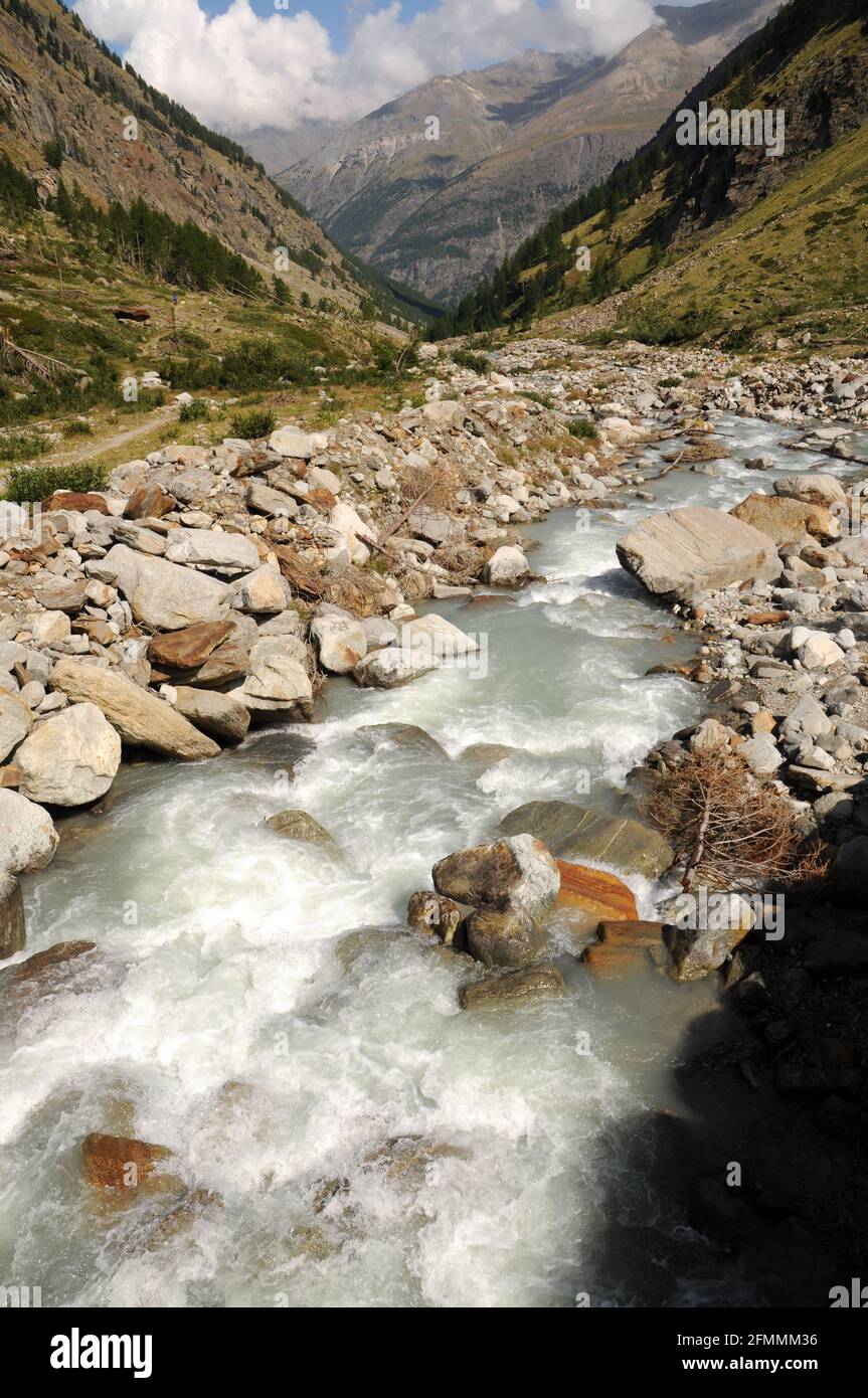 Il torrente e la valle Valeille nel Parco Nazionale del Gran Paradiso Stock Photo