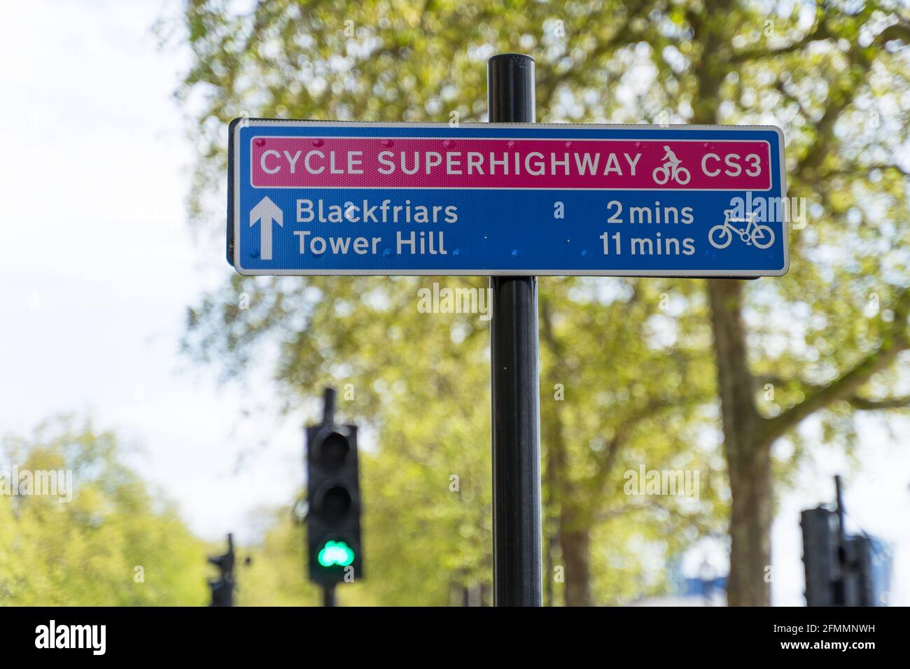 Cycle Superhighway sign pointing to Tower Hill. London Stock Photo