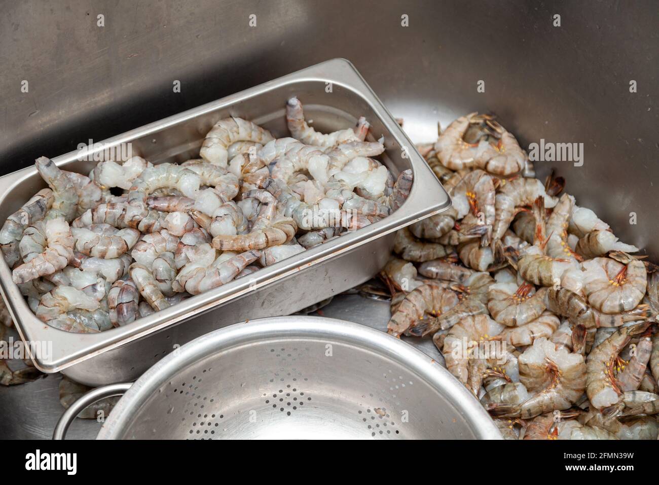 Варка креветок. Как жарить креветки замороженные. Large shrimp. Креветки вареные неочищенные. Как сварить замороженные креветки в панцире.